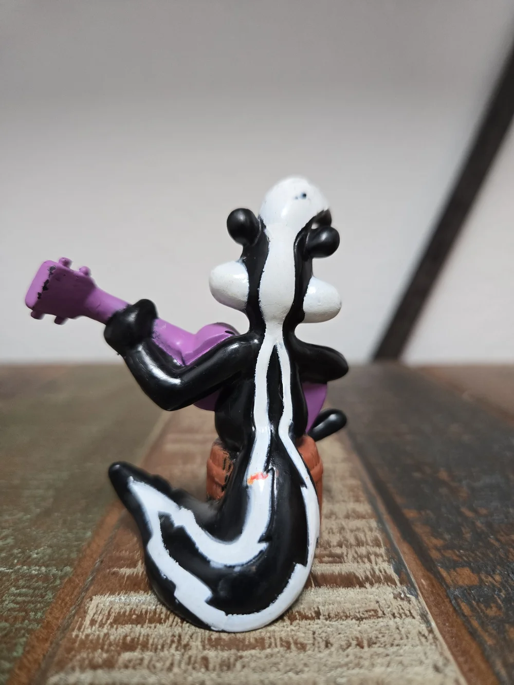 PEPE LE PEW 1994 LG PVC WITH PURPLE GUITAR WARNER BROS LOONEY TUNES